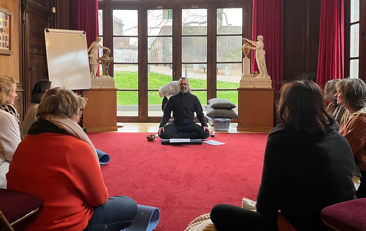 Photo de Ronald Isaac lors de sa séance de Méditation Pleine conscience à la Maison Losseau