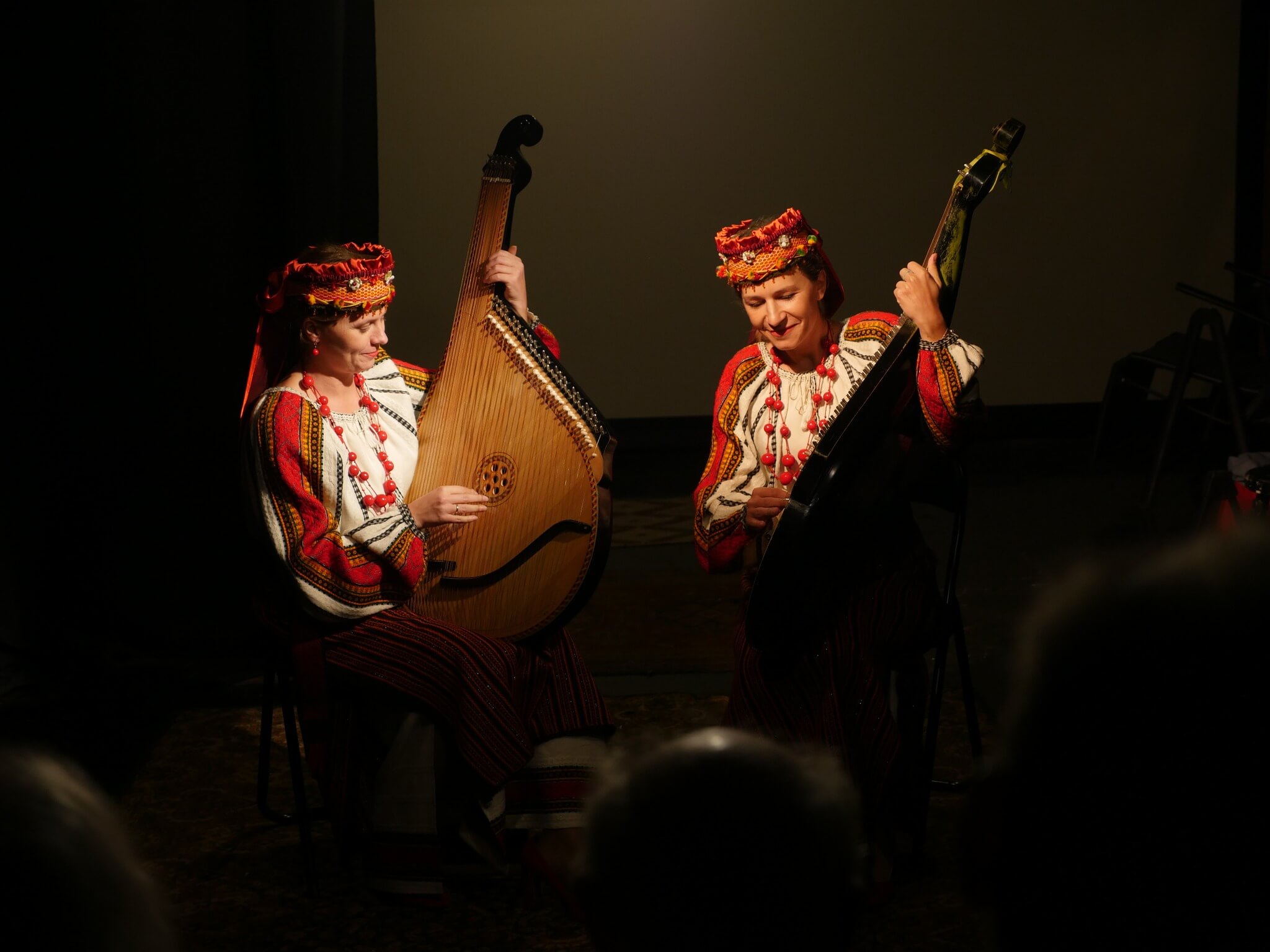 Photo d'Olha et Kateryna pour la pièce Des mots pour l'Ukraine