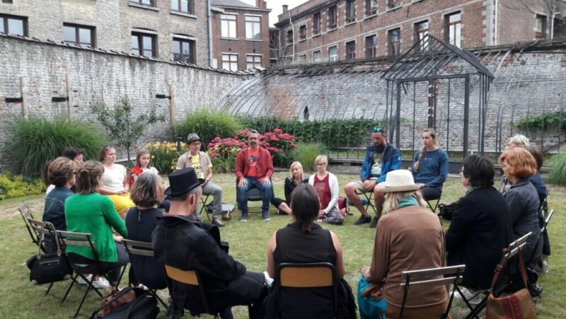 Photo méditation pleine conscience avec Ronald Isaac pour le Festival Bringue Chez Léon