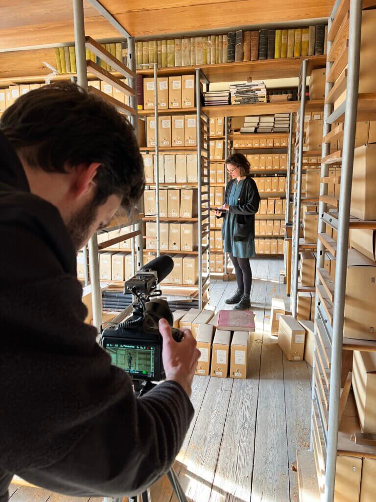 Le designer et réalisateur Alexandre Humbert avec Marie Bonnin au milieu des archives