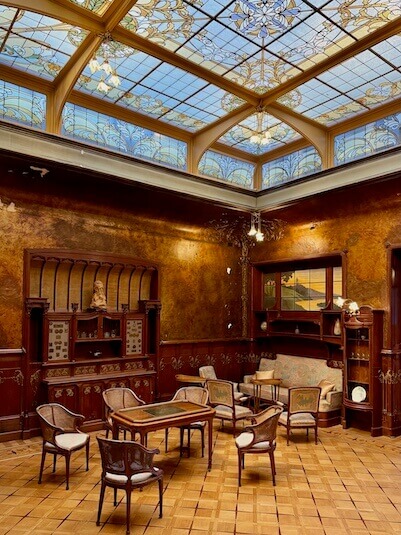 Photo de Léon Losseau dans le jardin de la Maison Losseau